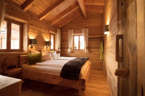 1 dormitorio con 1 cama en una cabaña de madera en Chalet Lärchenzipf, en Pfarrwerfen