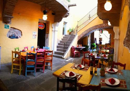 a restaurant with tables and chairs in a building at Hotel Boutique Posada XVII in Puebla