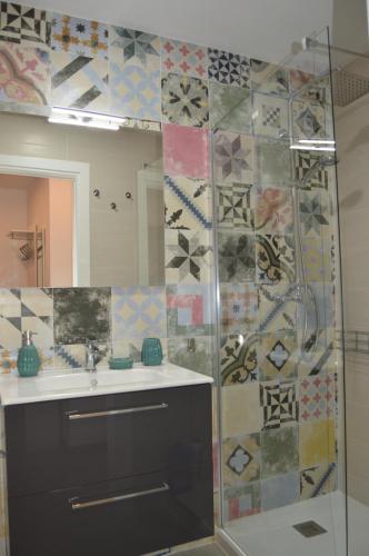 uma casa de banho com um chuveiro, um lavatório e um espelho. em APARTAMENTO AVENIDA 2 em Nerja
