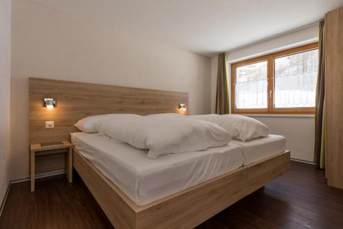 Ένα ή περισσότερα κρεβάτια σε δωμάτιο στο Apartments Alpenrose