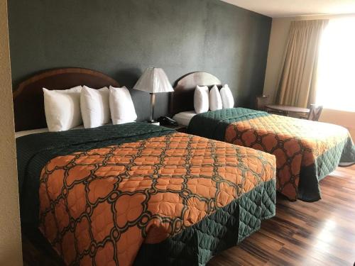 Кровать или кровати в номере Knights Inn Lumberton