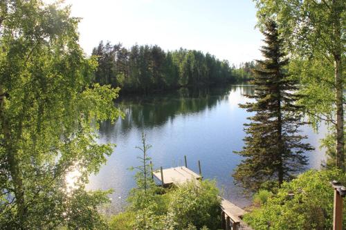 Huvilan lähellä sijaitseva luonnonmaisema