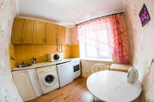 オムスクにあるRENT-сервис Apartment Irtyshskaya naberezhnaya 15bの小さなキッチン(テーブル、シンク付)