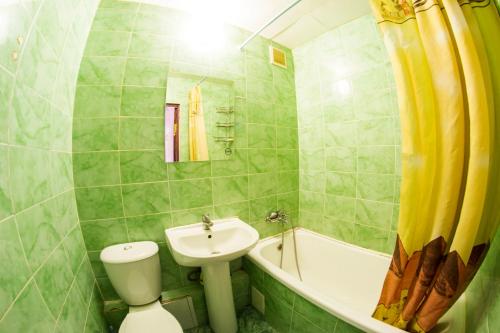 オムスクにあるRENT-сервис Apartment Irtyshskaya naberezhnaya 15bのバスルーム(洗面台、トイレ、バスタブ付)