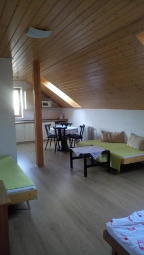 ein Wohnzimmer mit Sofas und Tischen und einer Holzdecke in der Unterkunft Apartmány nad Otavou in Zvíkovské Podhradí