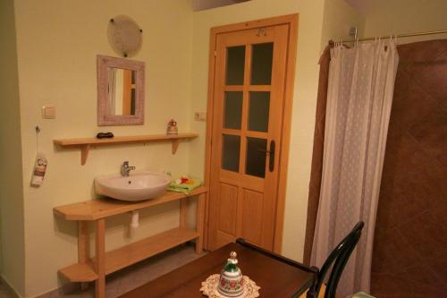 Kylpyhuone majoituspaikassa Abeona Mediterranean Villa