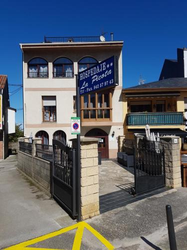 un edificio con un cartel en la parte delantera en Hostal la Picota, en Liencres