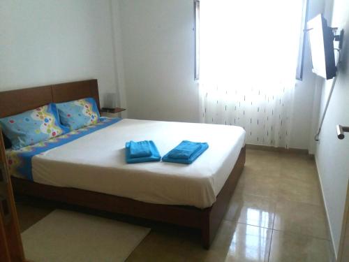 ヴィラ・ノヴァ・デ・ミルフォンテスにあるMiraFontes Innのベッドルーム1室(青い枕2つ付)