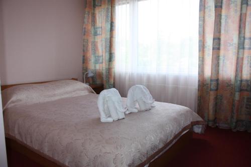 Tempat tidur dalam kamar di Hotel Madona