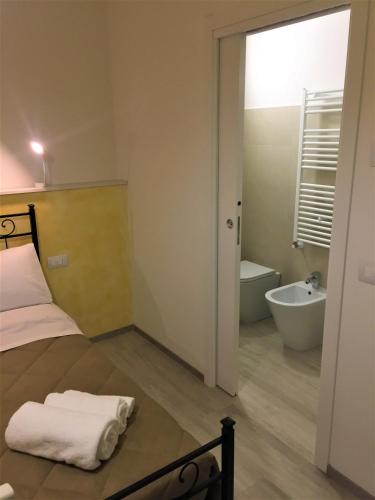 a bedroom with a bed and a tub and a sink at L'arte è di casa in Mirano