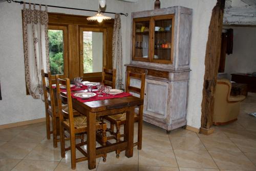 une salle à manger avec une table et des chaises en bois dans l'établissement Au Coeur des Châteaux, à Chambon-sur-Cisse