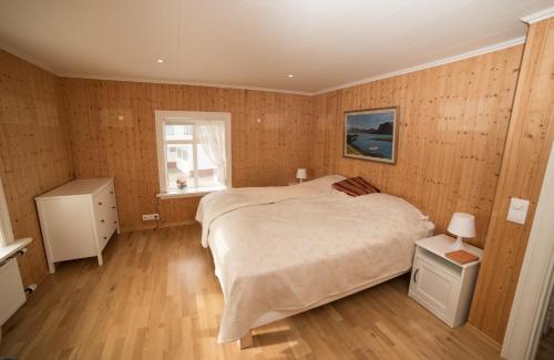 Un dormitorio con una cama grande y una ventana. en Gamla Rif, en Snæfellsbær