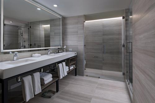 een badkamer met een wastafel en een douche bij Hyatt Centric Guatemala City in Guatemala