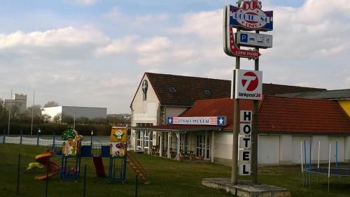 una gasolinera con un cartel delante en la casa mia, en Bad Langensalza