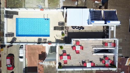 an overhead view of a building with a swimming pool at Hotel Grand H&R in Villeta