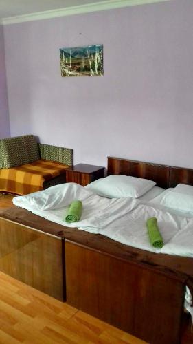 Postel nebo postele na pokoji v ubytování Nino Khetaguri Guest House