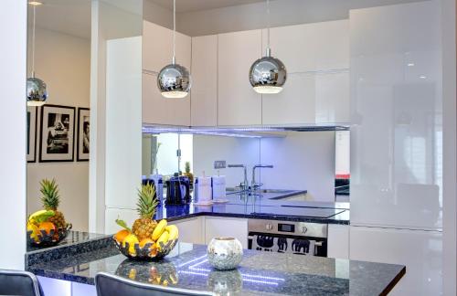 Dapur atau dapur kecil di Luxury apartment CRYSTAL