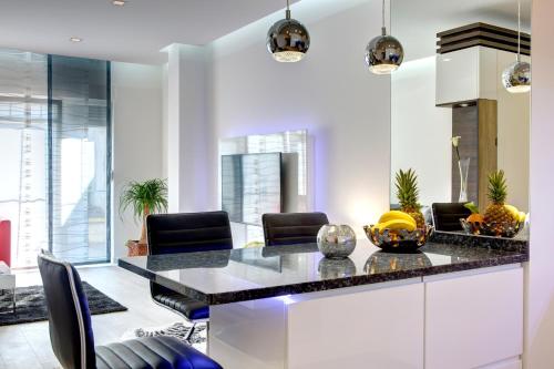 Ruang duduk di Luxury apartment CRYSTAL