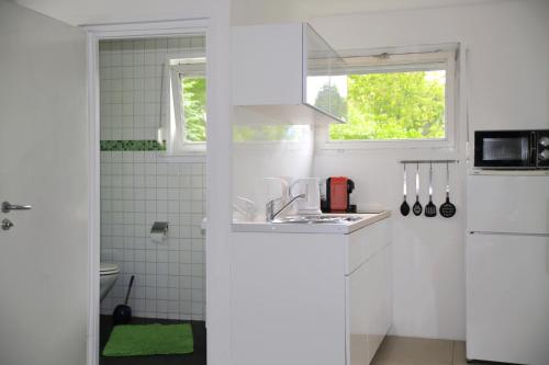 Kuchyň nebo kuchyňský kout v ubytování Mitten im Seenland und Spreewaldnah, schöner Garten