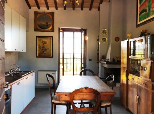 a kitchen with a table and chairs in a room at Appartamenti Verde Collina Umbra in Bevagna