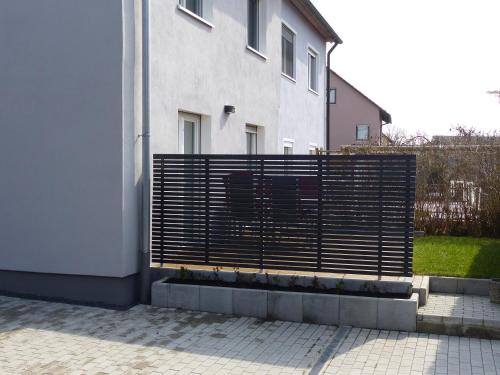 a black gate on the side of a building at Ferienwohnungen Flora in Bad Windsheim
