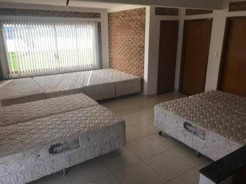 Katil atau katil-katil dalam bilik di Casa de Campo às margens do lago de furnas
