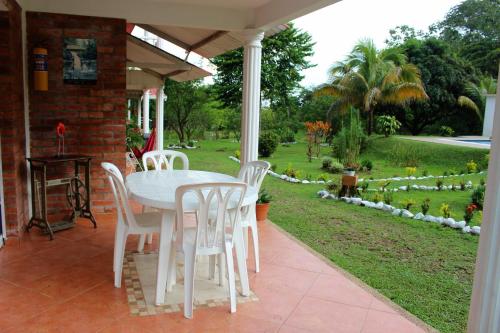 Un jardín fuera de Hotel finca Carmentea