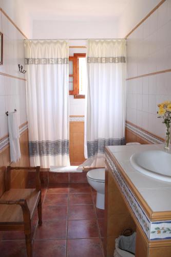 a bathroom with a toilet and a sink and a tub at Casa la Vistita in Guía de Isora