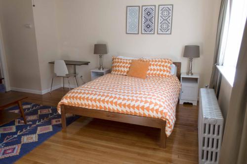 Łóżko lub łóżka w pokoju w obiekcie Sauerdough Lodging