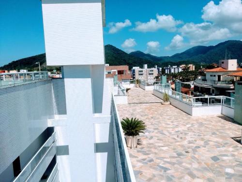 uma vista a partir da varanda de um edifício em Apartamento Ubatuba-Itaguá em Ubatuba