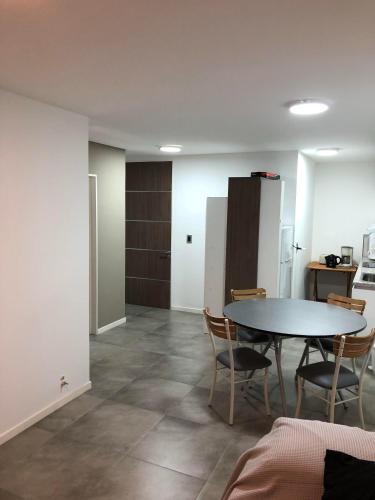 sala de estar con mesa y sillas y cocina en Residencia Pasco en Rosario