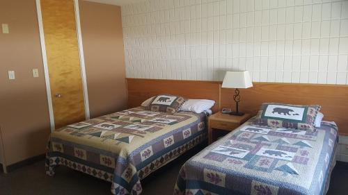 Katil atau katil-katil dalam bilik di Pinawa Motel