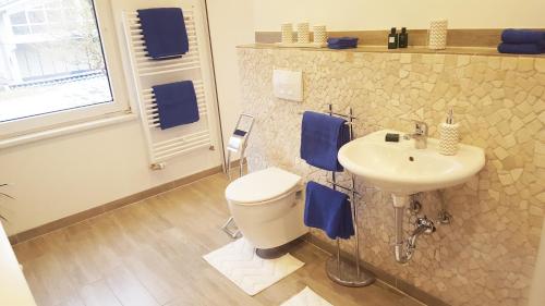 Ένα μπάνιο στο Fafa Home with Pool