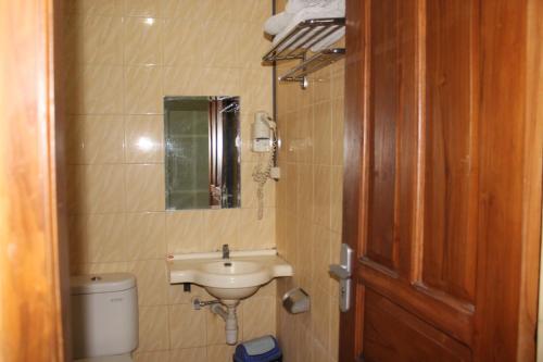 un baño con lavabo e inodoro en Sinar Bintang Hotel, en Padangan