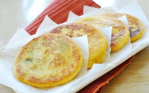 twee gebakjes op een wit bord op een tafel bij Newway Homestay Ninh Bình in Ninh Binh