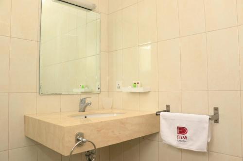 y baño con lavabo y espejo. en Diyar Villas Puncak M4/12 en Puncak