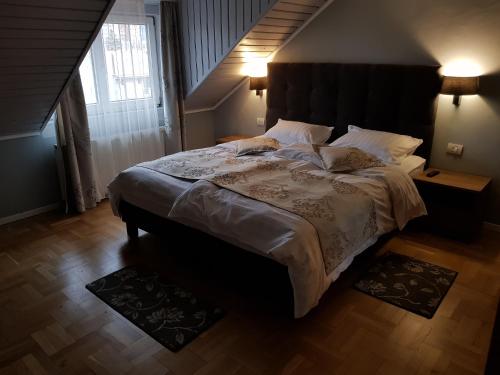 ein Schlafzimmer mit einem großen Bett und einem großen Fenster in der Unterkunft Kiem Premium Apartments in Braşov