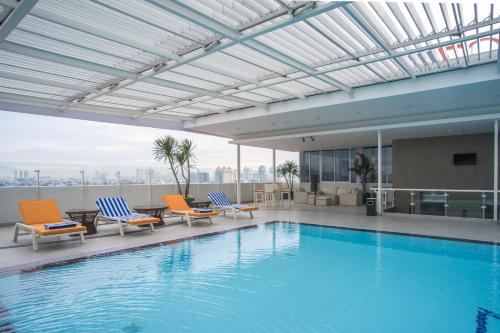 Bazén v ubytování Grand G7 Hotel Kemayoran nebo v jeho okolí