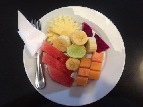 un piatto di frutta su un tavolo con una forchetta di Lebak Nelayan a Canggu