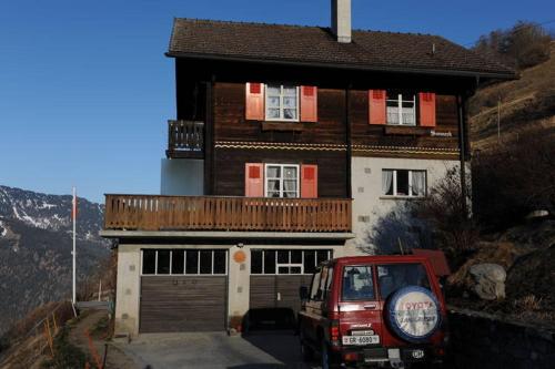 une maison avec une voiture garée devant elle dans l'établissement Attractive holiday home with a beautiful view, à Trans