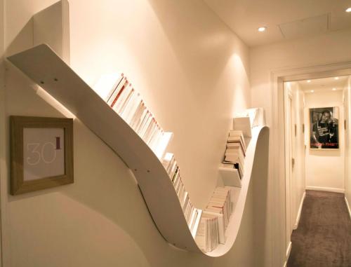 una escalera en una casa con una foto en la pared en Hôtel Arvor Saint Georges, en París