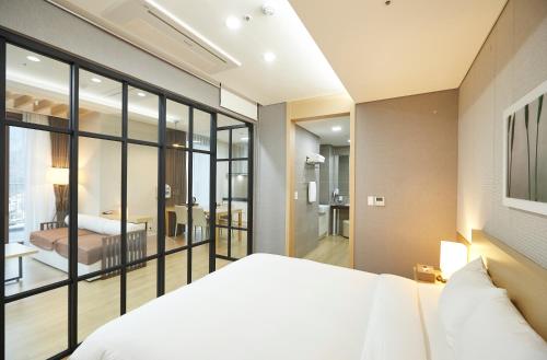 Postel nebo postele na pokoji v ubytování Pyeongchang The White Hotel