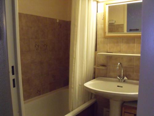 y baño con lavabo, espejo y bañera. en Appartement Val Cristal, en Font-Romeu