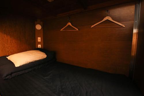 En eller flere senger på et rom på Hibari House