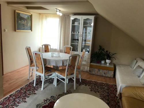 comedor con mesa y sillas en Kazinczy Apartman, en Balatonalmádi