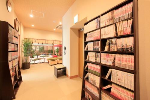 a library with books on the shelves at Ueno Station Hostel Oriental 1 Male Only in Tokyo
