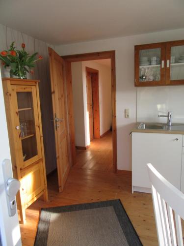 eine Küche mit einer Spüle und einer Theke in der Unterkunft EIFEL Gästewohnung in Blankenheim
