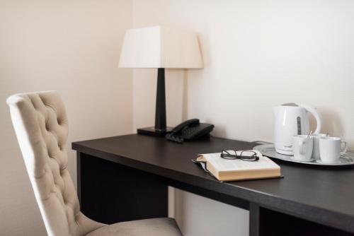Amberton Cozy Hotel Kaunasにあるコーヒーまたはお茶