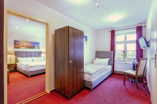 Кровать или кровати в номере Hotel Zur Alten Oder- Frankfurt-Oder