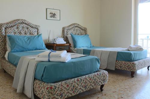En eller flere senge i et værelse på Casa Emilia
